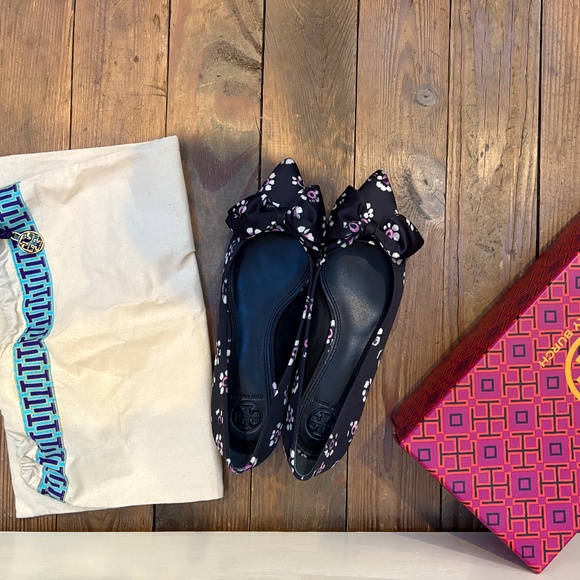 6 Tory Burch Black Floral Purple Satin Flats - Picture 1 of 5